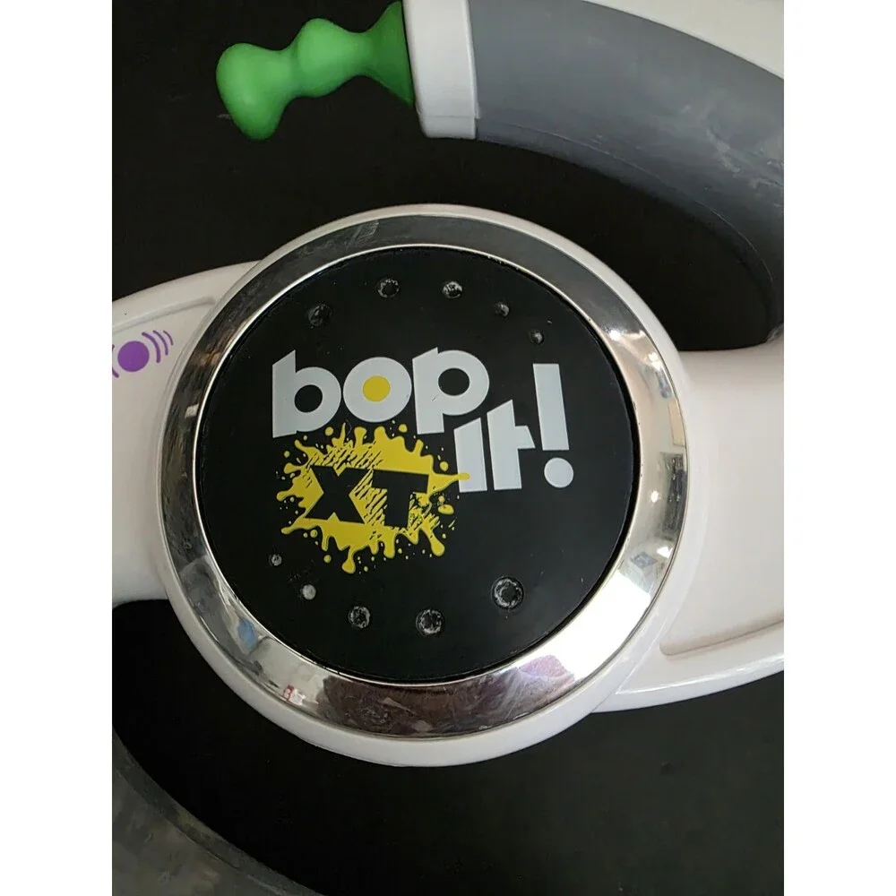 Bop It XT Handheld Electronic Talking Reflex Game Hasbro 2010 White Tested Works